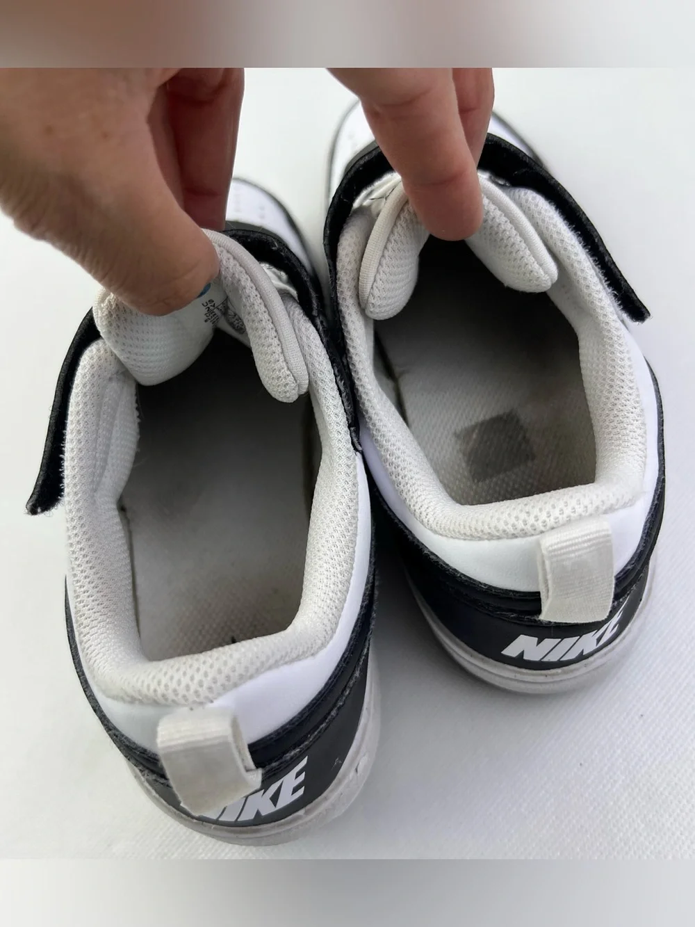 Nike Unisex Kids Low Top Hook & Loop Sneakers Black/White Size 2Y